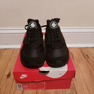 Nike Air Huaraches in Black